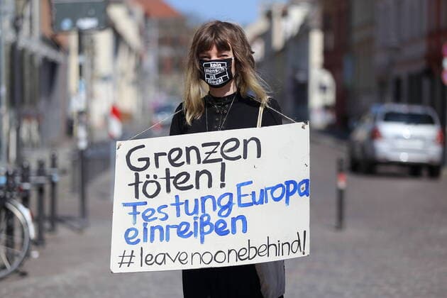 News Themen der Woche KW15 News Bilder des Tages Menschen bilden in der Brandenburger Straße eine Menschenkette und fordern angesichts der Ausbreitung des Coronavirus die Evakuierung griechischer Flüchtlingslager, Potsdam, 12. April 2020. Leave No One Behind Menschenkette in Potsdam