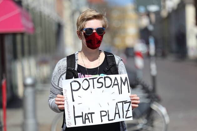 Menschen bilden in der Brandenburger Straße eine Menschenkette und fordern angesichts der Ausbreitung des Coronavirus die Evakuierung griechischer Flüchtlingslager, Potsdam, 12. April 2020. Leave No One Behind Menschenkette in Potsdam