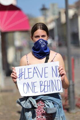 Menschen bilden in der Brandenburger Straße eine Menschenkette und fordern angesichts der Ausbreitung des Coronavirus die Evakuierung griechischer Flüchtlingslager, Potsdam, 12. April 2020. Leave No One Behind Menschenkette in Potsdam