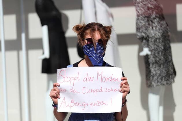 Menschen bilden in der Brandenburger Straße eine Menschenkette und fordern angesichts der Ausbreitung des Coronavirus die Evakuierung griechischer Flüchtlingslager, Potsdam, 12. April 2020. Leave No One Behind Menschenkette in Potsdam