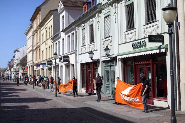 Menschen bilden in der Brandenburger Straße eine Menschenkette und fordern angesichts der Ausbreitung des Coronavirus die Evakuierung griechischer Flüchtlingslager, Potsdam, 12. April 2020. Leave No One Behind Menschenkette in Potsdam