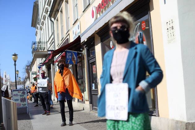 Menschen bilden in der Brandenburger Straße eine Menschenkette und fordern angesichts der Ausbreitung des Coronavirus die Evakuierung griechischer Flüchtlingslager, Potsdam, 12. April 2020. Leave No One Behind Menschenkette in Potsdam