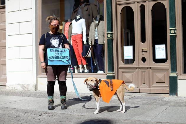Menschen bilden in der Brandenburger Straße eine Menschenkette und fordern angesichts der Ausbreitung des Coronavirus die Evakuierung griechischer Flüchtlingslager, Potsdam, 12. April 2020. Leave No One Behind Menschenkette in Potsdam