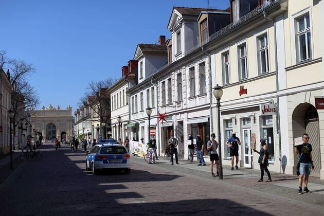 Menschen bilden in der Brandenburger Straße eine Menschenkette und fordern angesichts der Ausbreitung des Coronavirus die Evakuierung griechischer Flüchtlingslager, Potsdam, 12. April 2020. Leave No One Behind Menschenkette in Potsdam