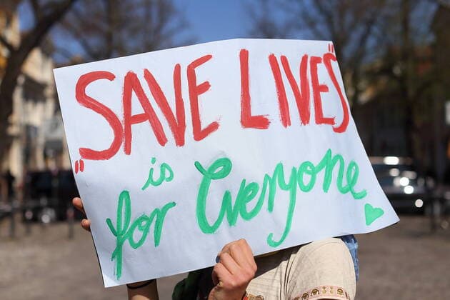Menschen bilden in der Brandenburger Straße eine Menschenkette und fordern angesichts der Ausbreitung des Coronavirus die Evakuierung griechischer Flüchtlingslager, Potsdam, 12. April 2020. Leave No One Behind Menschenkette in Potsdam