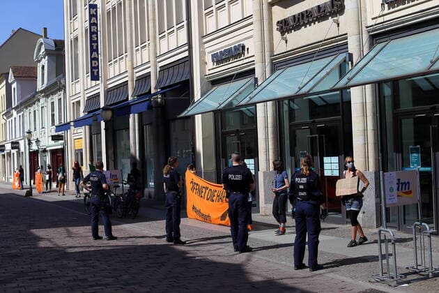 Menschen bilden in der Brandenburger Straße eine Menschenkette und fordern angesichts der Ausbreitung des Coronavirus die Evakuierung griechischer Flüchtlingslager, Potsdam, 12. April 2020. Leave No One Behind Menschenkette in Potsdam