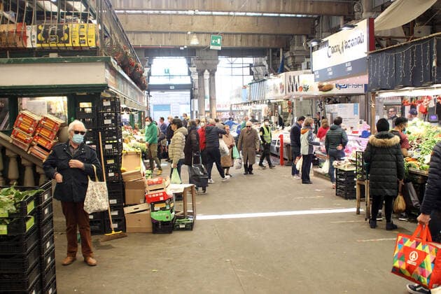 Foto IPP Alfonso Cannavacciuolo Genova 11 04 2020 Emergenza Coronavirus nella foto: persone in attesa al mercato orientale per la spesa di pasqua Italy Photo Press - World Copyright Emergenza Coronavirus  0