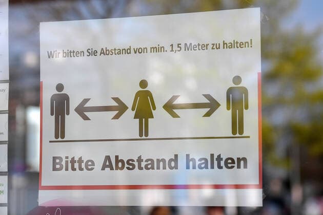 12.04.2020, xemx, News, emwirt, v.l. Auswirkungen des Corona Virus in Augsburg, Hinweisschild von dm Augsburg