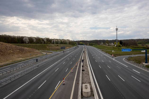 Wuerzburg, Landkreis, 12.04.2020, Ostern in Zeiten der Corona-Pandemie Bild: Die A3 am Ostersonntag bei der Baustelle Heidingsfeld gehört normal unter die Top 10 der Stauabschnitte auf den Fernautobahnen laut ADAC, durch die Corona Kriese aber gähnende Leere. Copyright: HMBxMedia xHeikoxBecker