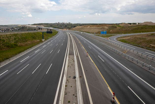 Wuerzburg, Landkreis, 12.04.2020, Ostern in Zeiten der Corona-Pandemie Bild: Die A3 am Ostersonntag bei der Baustelle Heidingsfeld gehört normal unter die Top 10 der Stauabschnitte auf den Fernautobahnen laut ADAC, durch die Corona Kriese aber gähnende Leere. Copyright: HMBxMedia xHeikoxBecker