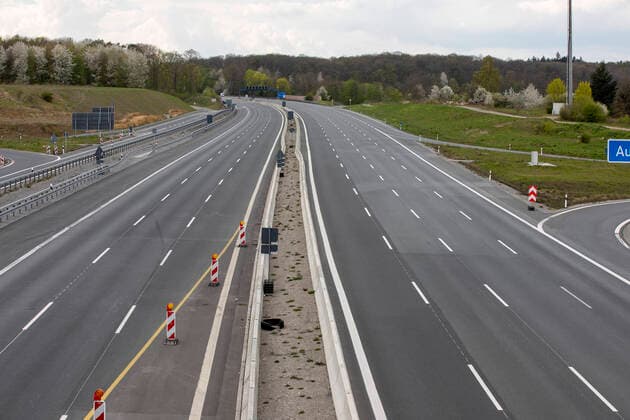 Wuerzburg, Landkreis, 12.04.2020, Ostern in Zeiten der Corona-Pandemie Bild: Die A3 am Ostersonntag bei der Baustelle Heidingsfeld gehört normal unter die Top 10 der Stauabschnitte auf den Fernautobahnen laut ADAC, durch die Corona Kriese aber gähnende Leere. Copyright: HMBxMedia xHeikoxBecker
