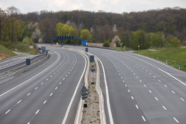 Wuerzburg, Landkreis, 12.04.2020, Ostern in Zeiten der Corona-Pandemie Bild: Die A3 am Ostersonntag bei der Baustelle Heidingsfeld gehört normal unter die Top 10 der Stauabschnitte auf den Fernautobahnen laut ADAC, durch die Corona Kriese aber gähnende Leere. Copyright: HMBxMedia xHeikoxBecker