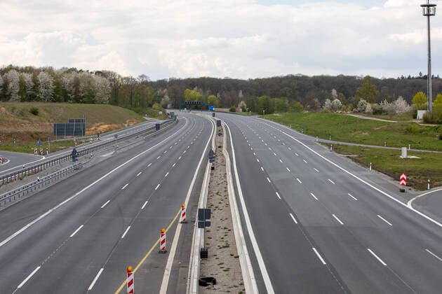 Wuerzburg, Landkreis, 12.04.2020, Ostern in Zeiten der Corona-Pandemie Bild: Die A3 am Ostersonntag bei der Baustelle Heidingsfeld gehört normal unter die Top 10 der Stauabschnitte auf den Fernautobahnen laut ADAC, durch die Corona Kriese aber gähnende Leere. Copyright: HMBxMedia xHeikoxBecker