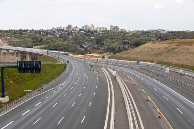 Wuerzburg, Landkreis, 12.04.2020, Ostern in Zeiten der Corona-Pandemie Bild: Die A3 am Ostersonntag bei der Baustelle Heidingsfeld gehört normal unter die Top 10 der Stauabschnitte auf den Fernautobahnen laut ADAC, durch die Corona Kriese aber gähnende Leere. Copyright: HMBxMedia xHeikoxBecker