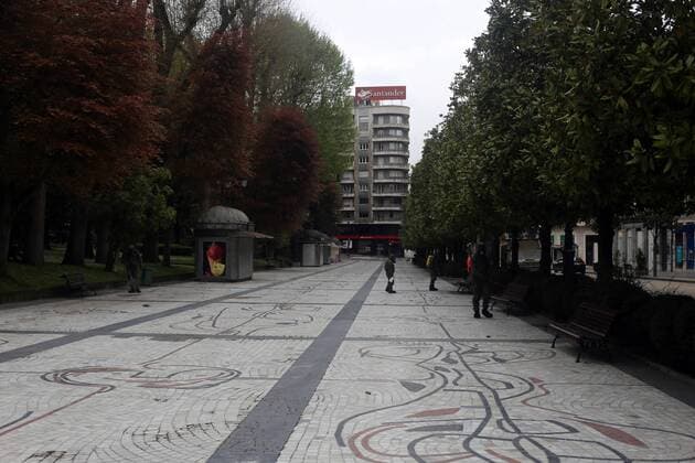 Spain: 30th day of alert status for CoVid-19 Oviedo, SPAIN: Several soldiers walk through the San Francisco Park during the 30th day of the State of Alarm in Spain, in Oviedo, Spain on April 12, 2020. Oviedo Asturias Spain Copyright: AlbertoxBrevers
