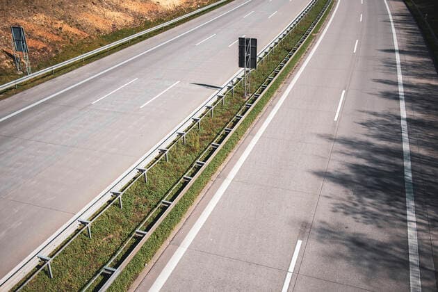 leere Autobahn in Dresden am Ostersonntag während Corona