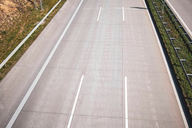 leere Autobahn in Dresden am Ostersonntag während Corona