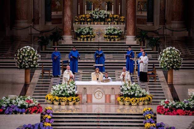 News Bilder des Tages Archbishop of Washington Wilton Daniel Gregory (C) holds Easter mass to a virtual congregation at the Basilica of the National Shrine of the Immaculate Conception, in Washington, DC, Sunday, April 12, 2020. The Archdiocese of Washington DC closed the Basilica to the public and live-streamed the mass due to the coronavirus COVID-19 pandemic.  WAP20200412330 KEVINxDIETSCH