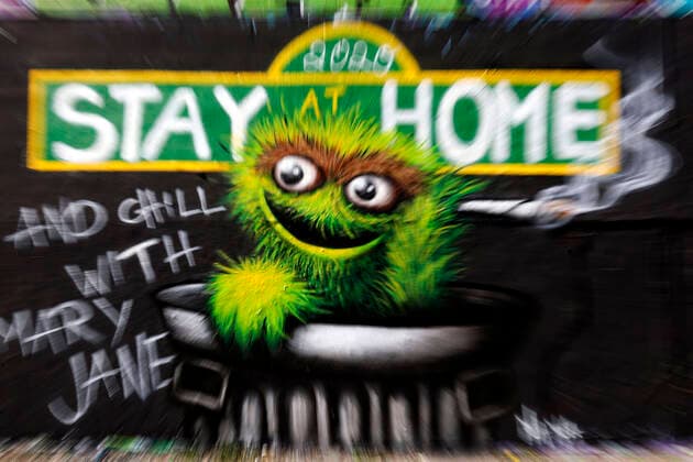 Duesseldorf, Deutschland, 12.04.2020 Das Graffiti Wandbild an der Aussenwand einer Lagerhalle in Duesseldorf - Moersenbroich verwendet den Slogan zuhause zu bleiben ( Stay at Home ) mit der gleichzeitigen Empfehlung dort mit einem Joint zu entspannen ( Chill with Mary Jane )