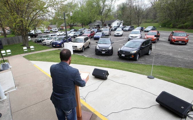 News Bilder des Tages Drivers listen to a Easter sermon from the comfort of their cars at the Faith Baptist Church in St. Charles, Missouri on Sunday, April 12, 2020. The church held a parking lot service, keeping parishioners in their cars, listening to music and a sermon, honking their horns for approval.  SLP2020041218 BILLxGREENBLATT