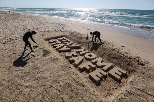 News Themen der Woche KW15 News Bilder des Tages (200412) -- GAZA, April 12, 2020 (Xinhua) -- Palestinian artists carve words STAY HOME STAY SAFE with sand on a beach in Gaza City, on April 12, 2020. Palestine said on Sunday that the total number of COVID-19 cases in the country has reached 290. (Photo by Rizek Abdeljawad Xinhua) MIDEAST-GAZA CITY-COVID-19-SAND ART 