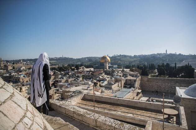 (200412) -- JERUSALEM, April 12, 2020 (Xinhua) -- A Jewish man prays near the Western Wall during the Jewish holiday of Passover in Jerusalem s Old City, on April 12, 2020. (JINI via Xinhua) MIDEAST-JERUSALEM-PASSOVER 