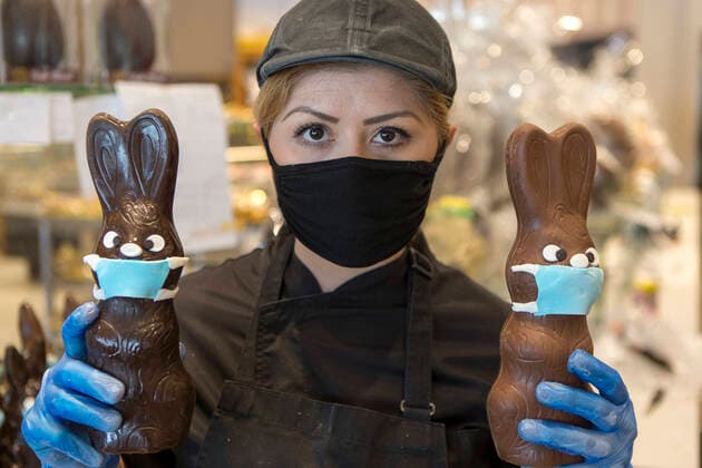 (200412) -- ATHENS, April 12, 2020 -- A pastry chef shows chocolate Easter bunnies wearing masks in Athens, Greece, on April 12, 2020. ) GREECE-ATHENS-CHOCOLATE-EASTER BUNNY-MASK MariosxLolos 