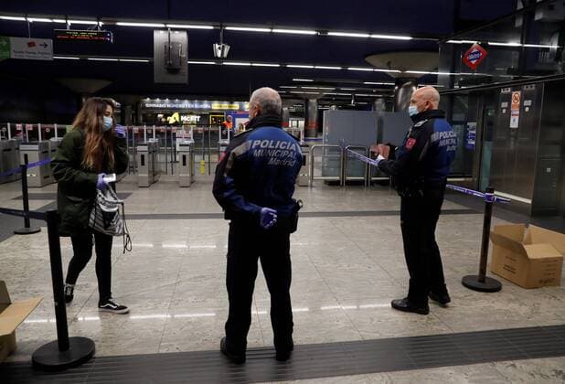 Policemen hand in masks to commuters at Nuevos Ministerios metro station in Madrid, as many return back to work in Madrid, Spain, 13 April 2020. Many people from various sectors return back to work as lockdown in Spain faces its fifth week in a bid to slow down the spread of the pandemic COVID-19 disease caused by the SARS-CoV-2. Police hand in masks at train and metro stations in Madrid !ACHTUNG: NUR REDAKTIONELLE NUTZUNG!  Copyright: xBallesterosx GRAF9826 20200413-637223638252266204