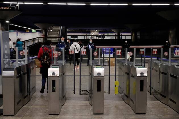 Policemen hand in masks to commuters at Nuevos Ministerios metro station in Madrid, as many return back to work in Madrid, Spain, 13 April 2020. Many people from various sectors return back to work as lockdown in Spain faces its fifth week in a bid to slow down the spread of the pandemic COVID-19 disease caused by the SARS-CoV-2. Police hand in masks at train and metro stations in Madrid !ACHTUNG: NUR REDAKTIONELLE NUTZUNG!  Copyright: xBallesterosx GRAF9833 20200413-637223639466460245