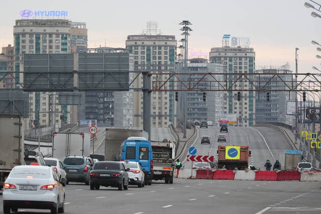 MOSCOW, RUSSIA - APRIL 13, 2020: A traffic police checkpoint at the entrnace to the Leningradskoye Highway from the direction of the Moscow Ring Road, entry into the city restricted to vehicles with number plates of other regions as part of additional preventive measures against the spread of the COVID-19 infection. Vladimir Gerdo TASS  TS0D57F2