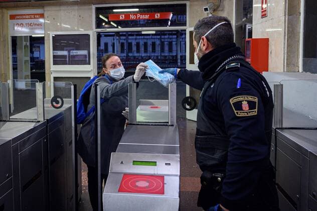 Policemen hand in masks to commuters at the train station in Alcala de Henares, Madrid, Spain, as many return back to work, 13 April 2020. Many people from various sectors return back to work as lockdown in Spain faces its fifth week in a bid to slow down the spread of the pandemic COVID-19 disease caused by the SARS-CoV-2. Police hand in masks at train and metro stations in Madrid !ACHTUNG: NUR REDAKTIONELLE NUTZUNG!  Copyright: xFernandoxVillarx GRAF9848 20200413-637223650045628555