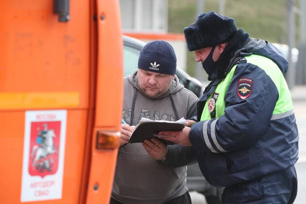 MOSCOW, RUSSIA - APRIL 13, 2020: Traffic police officers check documents of drivers arriving from the direction of the Moscow Ring Road, entry into the city restricted to vehicles with number plates of other regions as part of additional preventive measures against the spread of the COVID-19 infection. Vladimir Gerdo TASS  TS0D57FC