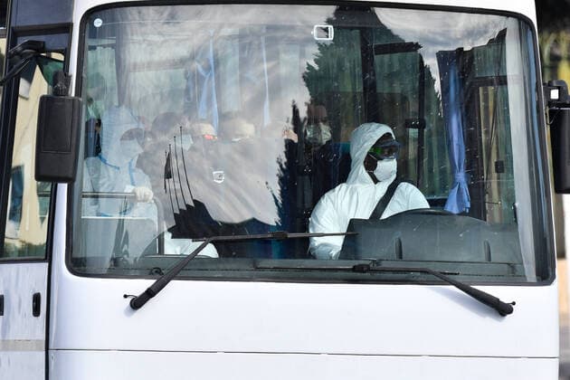 Charles de Gaulle Aircraft carrier crew members are quarantined. Coronavirus : Le porte avions nucleaire, Charles De Gaulle, de retour a Toulon et ses plus de 1.800 marins ont regagne leur porte d attache de la base navale de Toulon avec onze jours d avance, les 50 malades presents a bord seront transferes a l hopital et tous les autres marins du Charles de Gaulle, du Groupe aerien embarque et de la fregate Chevalier Paul vont etre confines pendant 14 jours. 254027 2020-04-12  Copyright: xL.Urmanx xStarfacex STAR_254027_007