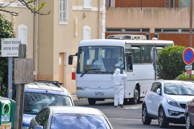Charles de Gaulle Aircraft carrier crew members are quarantined. Coronavirus : Le porte avions nucleaire, Charles De Gaulle, de retour a Toulon et ses plus de 1.800 marins ont regagne leur porte d attache de la base navale de Toulon avec onze jours d avance, les 50 malades presents a bord seront transferes a l hopital et tous les autres marins du Charles de Gaulle, du Groupe aerien embarque et de la fregate Chevalier Paul vont etre confines pendant 14 jours. 254027 2020-04-12  Copyright: xL.Urmanx xStarfacex STAR_254027_013