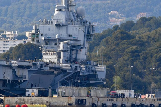 Charles de Gaulle Aircraft carrier crew members are quarantined. Coronavirus : Le porte avions nucleaire, Charles De Gaulle, de retour a Toulon et ses plus de 1.800 marins ont regagne leur porte d attache de la base navale de Toulon avec onze jours d avance, les 50 malades presents a bord seront transferes a l hopital et tous les autres marins du Charles de Gaulle, du Groupe aerien embarque et de la fregate Chevalier Paul vont etre confines pendant 14 jours. 254027 2020-04-12  Copyright: xL.Urmanx xStarfacex STAR_254027_020