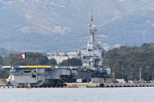 Charles de Gaulle Aircraft carrier crew members are quarantined. Coronavirus : Le porte avions nucleaire, Charles De Gaulle, de retour a Toulon et ses plus de 1.800 marins ont regagne leur porte d attache de la base navale de Toulon avec onze jours d avance, les 50 malades presents a bord seront transferes a l hopital et tous les autres marins du Charles de Gaulle, du Groupe aerien embarque et de la fregate Chevalier Paul vont etre confines pendant 14 jours. 254027 2020-04-12  Copyright: xL.Urmanx xStarfacex STAR_254027_024