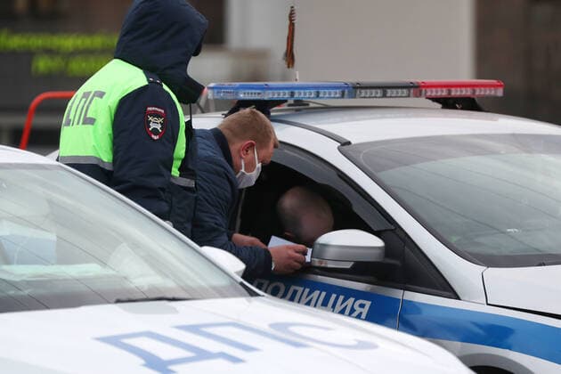 MOSCOW, RUSSIA - APRIL 13, 2020: A traffic police officer checks documents of drivers arriving from the direction of the Moscow Ring Road, entry into the city restricted to vehicles with number plates of other regions as part of additional preventive measures against the spread of the COVID-19 infection. Vladimir Gerdo TASS  TS0D5809
