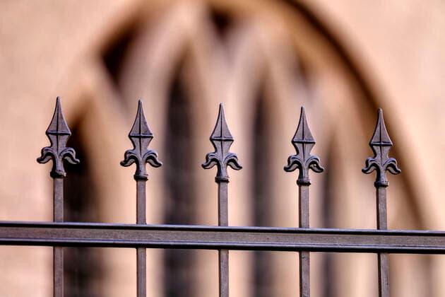 Zaunspitzen an einem Grundstück der Kirche. Köln, 12.04.2020 *** Fence tips on a property of the church Cologne, 12 04 2020 Foto:xC.xHardtx xFuturexImage