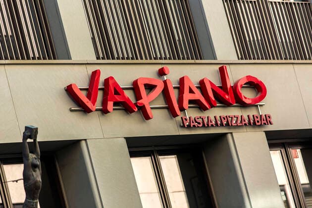 Angeschlagen war Vapiano schon vorher. Die Folgen der Corona-Krise, geschlossene Restaurants und Ausgangsbeschränkungen, waren für das Management aber endgültig nicht mehr zu bewältigen. Die Restaurantkette meldet Insolvenz an. Vapiano *** Vapiano had already been hit before The consequences of the Corona crisis, closed restaurants and exit restrictions, were finally no longer manageable for the management The restaurant chain reports insolvency to Vapiano