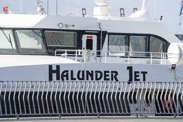 Osterwochenende in Hamburg 2020 - bedingt durch Corona - COVID-19 leere Plätze und Straßen - Baumwall am Hamburger Hafen - nähe Landungsbrücken - Helgoland-Fähre Halunder Jet in Hamburg - coronabedingt außer Betrieb gesetzt;Osterwochenende in Hamburg 2020 - bedingt durch Corona - COVID-19 leere Plätze und Straßen - Baumwall am Hamburger Hafen - nähe Landungsbrücken, Hamburg Hamburg Deutschland Baumwall *** Easter weekend in Hamburg 2020 due to corona COVID 19 empty squares and streets Baumwall at the port of Hamburg near Landungsbrücken Helgoland Ferry Halunder Jet in Hamburg corona caused shutdown Easter weekend in Hamburg 2020 due to corona COVID 19 empty squares and streets Baumwall at the port of Hamburg near Landungsbrücken, Hamburg Hamburg Germany Baumwall