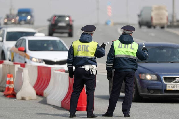 MOSCOW, RUSSIA - APRIL 13, 2020: Traffic police officers on the Altufyevskoye Highway check documents of drivers arriving from the direction of the Moscow Ring Road, entry into the city restricted to vehicles with number plates of other regions as part of additional preventive measures against the spread of the COVID-19 infection. Vladimir Gerdo TASS  TS0D5870