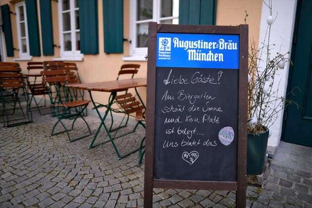 13.04.2020, Ladengeschäfte und Restaurants schliessen wegen Corona-Virus-Pandemie in Bad Wörishofen, Tische und Stühle in einem Biergarten derzeit ohne Gäste. Auf einer Tafel steht: Liebe Gäste, im Biergarten scheint die Sonne und kein Platz ist belegt, uns blutet das Herz... 13.04.2020, Geschlossene Restaurants wegen Corona-Virus 13.04.2020, Geschlossene Restaurants wegen Corona-Virus