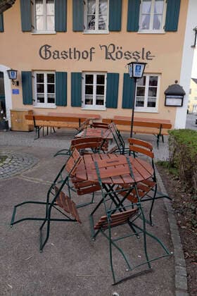 13.04.2020, Ladengeschäfte und Restaurants schliessen wegen Corona-Virus-Pandemie in Bad Wörishofen, Tische und Stühle in einem Biergarten derzeit ohne Gäste. 13.04.2020, Geschlossene Restaurants wegen Corona-Virus 13.04.2020, Geschlossene Restaurants wegen Corona-Virus