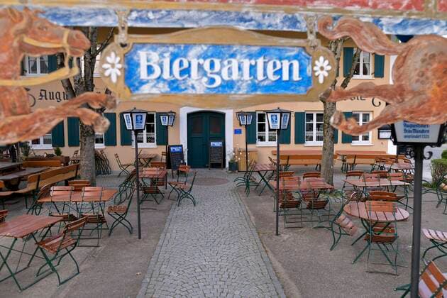 13.04.2020, Ladengeschäfte und Restaurants schliessen wegen Corona-Virus-Pandemie in Bad Wörishofen, Tische und Stühle in einem Biergarten derzeit ohne Gäste. 13.04.2020, Geschlossene Restaurants wegen Corona-Virus 13.04.2020, Geschlossene Restaurants wegen Corona-Virus