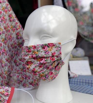 12.04.2020, Bad Wörishofen (Unterallgäu) Stadtansicht in Corona-Virus-Zeiten, Ein Stoffladen näht Behelfsmäßigen kreativen Mundschutz in modischem Blümchen-Muster. 13.04.2020, Bad Wörishofen Mundschutz 13.04.2020, Bad Wörishofen Mundschutz
