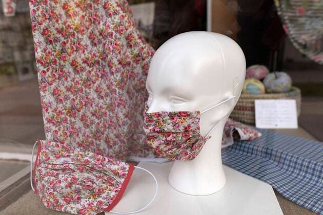 12.04.2020, Bad Wörishofen (Unterallgäu) Stadtansicht in Corona-Virus-Zeiten, Ein Stoffladen näht Behelfsmäßigen kreativen Mundschutz in modischem Blümchen-Muster. 13.04.2020, Bad Wörishofen Mundschutz 13.04.2020, Bad Wörishofen Mundschutz