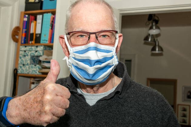 Der Mangel an käuflichen Gesichtsmasken zwingt die Bevölkerung zu Eigeninitiative mit handwerlichem Geschick Kiel Exerzierplatz Schleswig-Holstein Deutschland