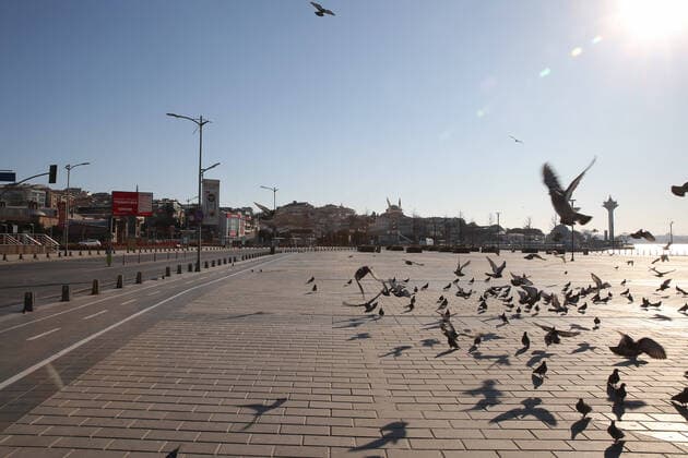 Normally busy but now mostly deserted Uskudar District with famous Maiden™s Tower in Istanbul after the curfew declared by the government to slow coronavirus spread, Sunday, April 12, 2020. Copyright: TolgaxAdanali 16719020