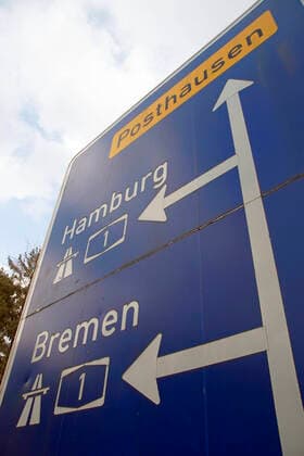 Wegweiser zur Autobahn A1 Hamburg - Bremen an der Anschlussstelle Posthausen der Landstraße von Ottersberg nach Posthausen. Der Abschnitt der A1 zwischen dem Buchholzer Dreieck und Bremen wird in öffentlich-privater Partnerschaft von der Gesellschaft A1 mobil betrieben.