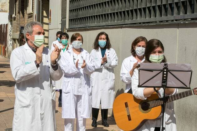 Health workers take part in a tribute in Zaragoza, Spain, to doctor Jose Luis San Martin, the first doctor to die of COVID-19 in the region, 13 April 2020. Spain faces its fifth week of lockdown in a bid to slow down the spread of the pandemic COVID-19 disease caused by the SARS-CoV-2. Tribute to deceased doctor from coronavirus !ACHTUNG: NUR REDAKTIONELLE NUTZUNG!  Copyright: xJavierxCebolladax GRAF124 20200413-637223823532745562